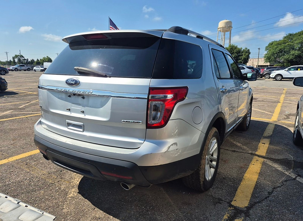 Additional photo of vehicle.