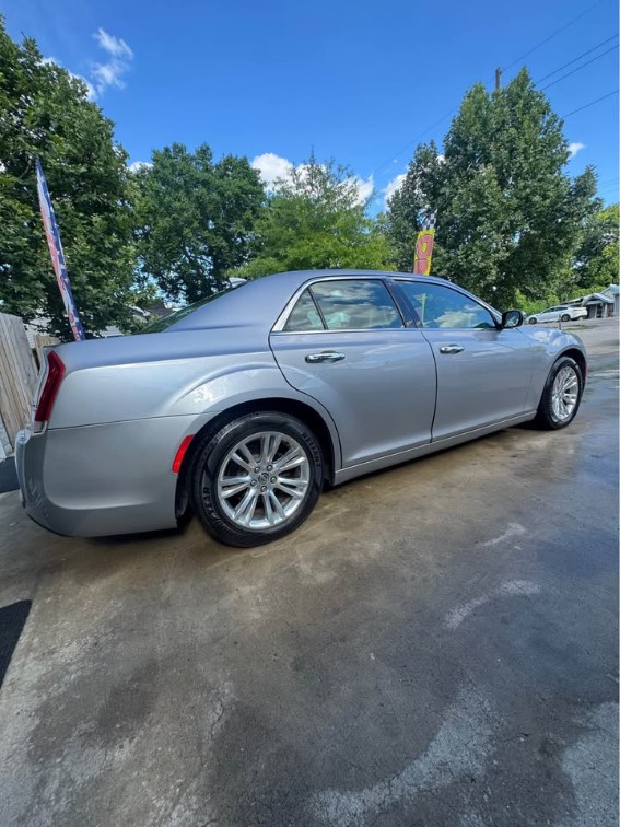 2016 Chrysler 300 C - Photo 4
