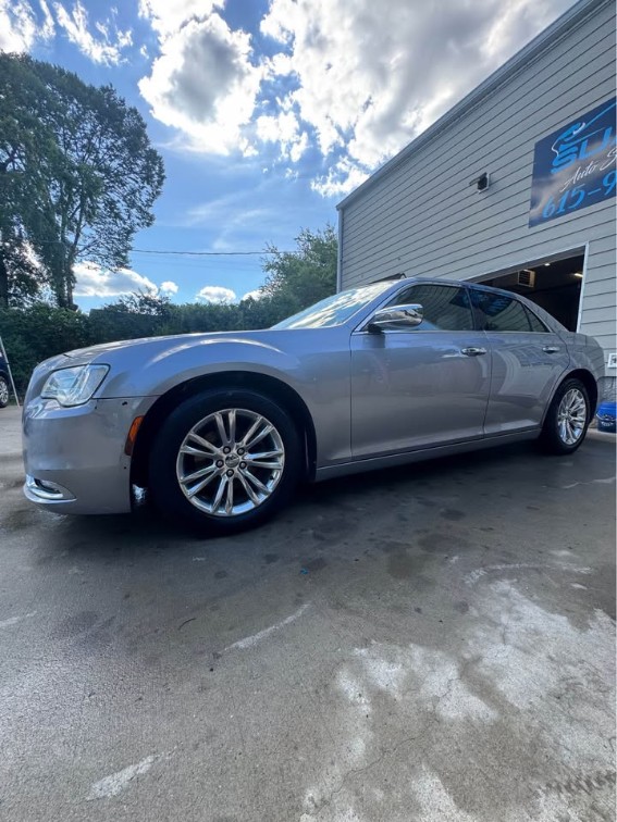2016 Chrysler 300 C - Photo 5