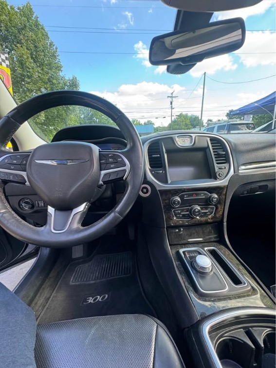 2016 Chrysler 300 C - Photo 12