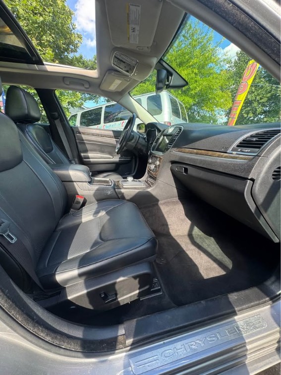 2016 Chrysler 300 C - Photo 13