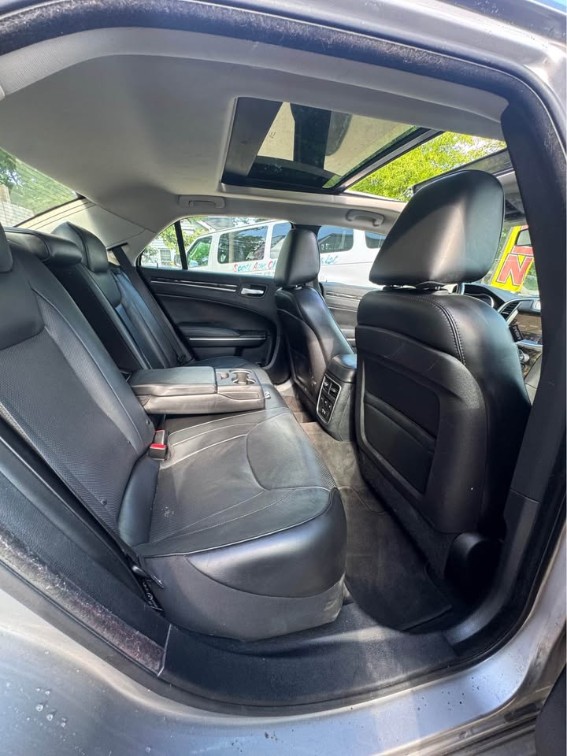 2016 Chrysler 300 C - Photo 14