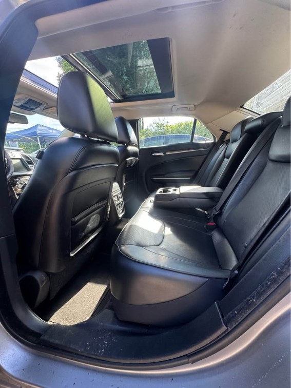 2016 Chrysler 300 C - Photo 15