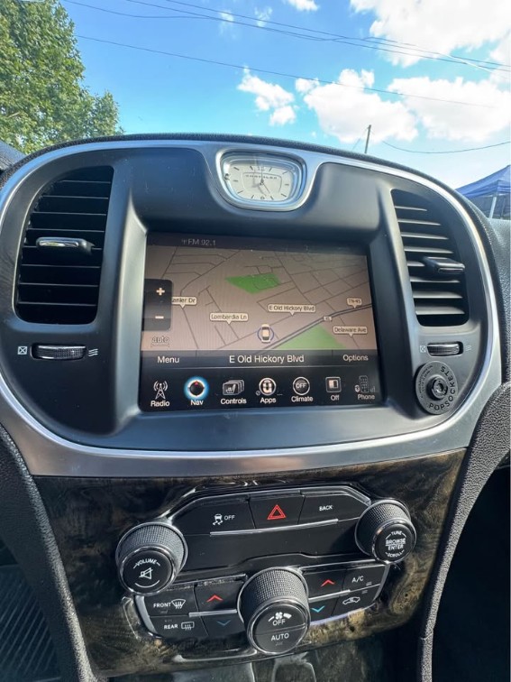 2016 Chrysler 300 C - Photo 16