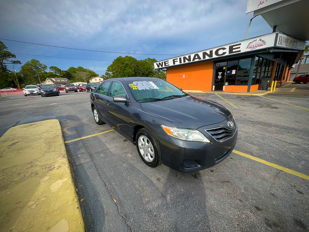 2011 Toyota Camry LE's photo