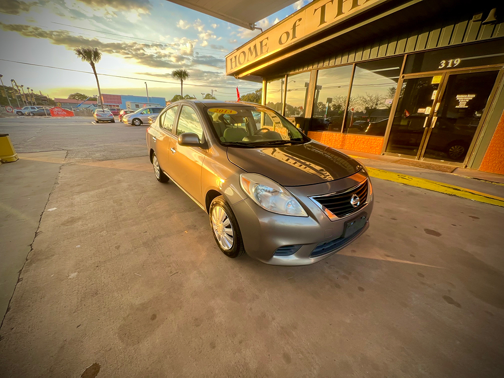 2013 Nissan Versa Sedan SV's photo