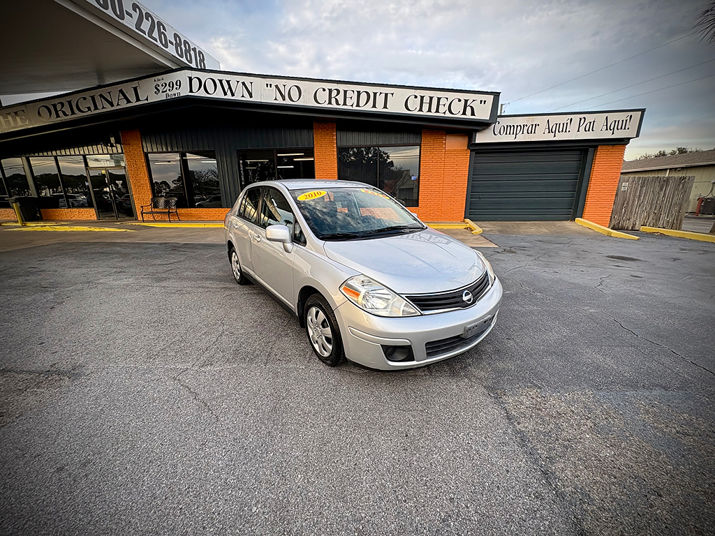 2010 Nissan Versa S's photo