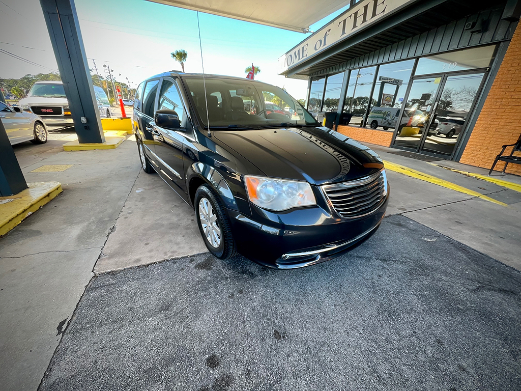 2013 Chrysler Town & Country Touring's photo