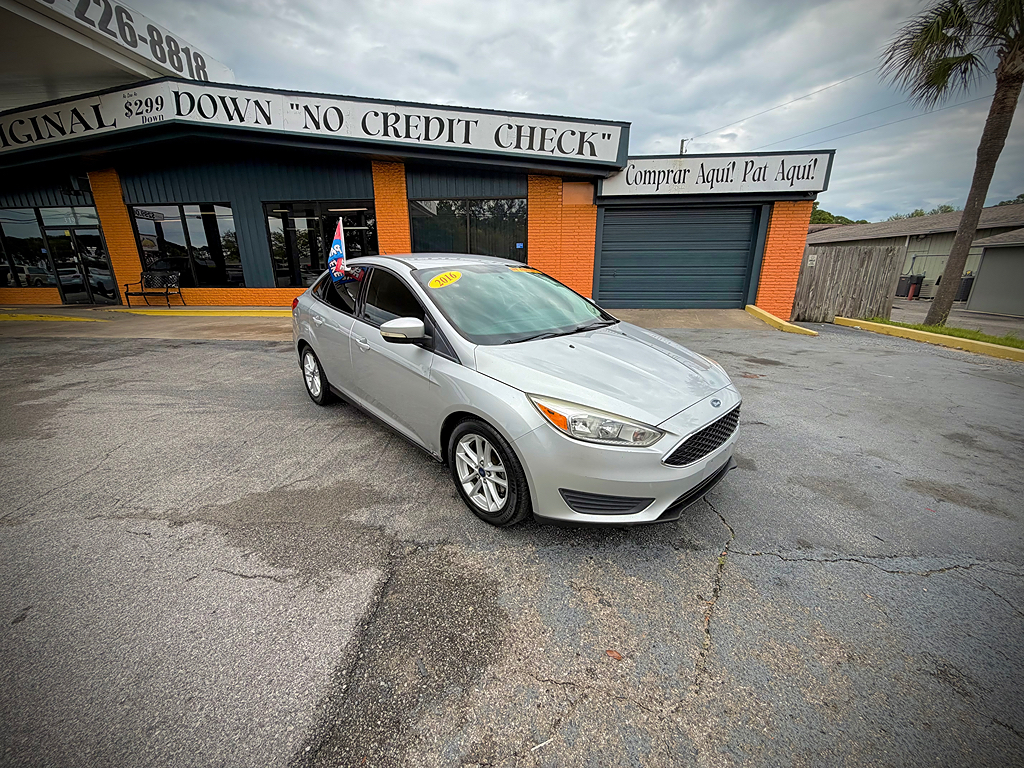 2016 Ford Focus Sedan SE's photo