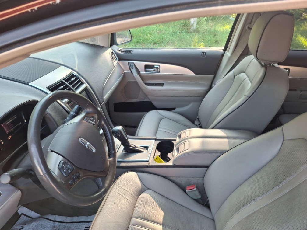 Additional photo of vehicle.