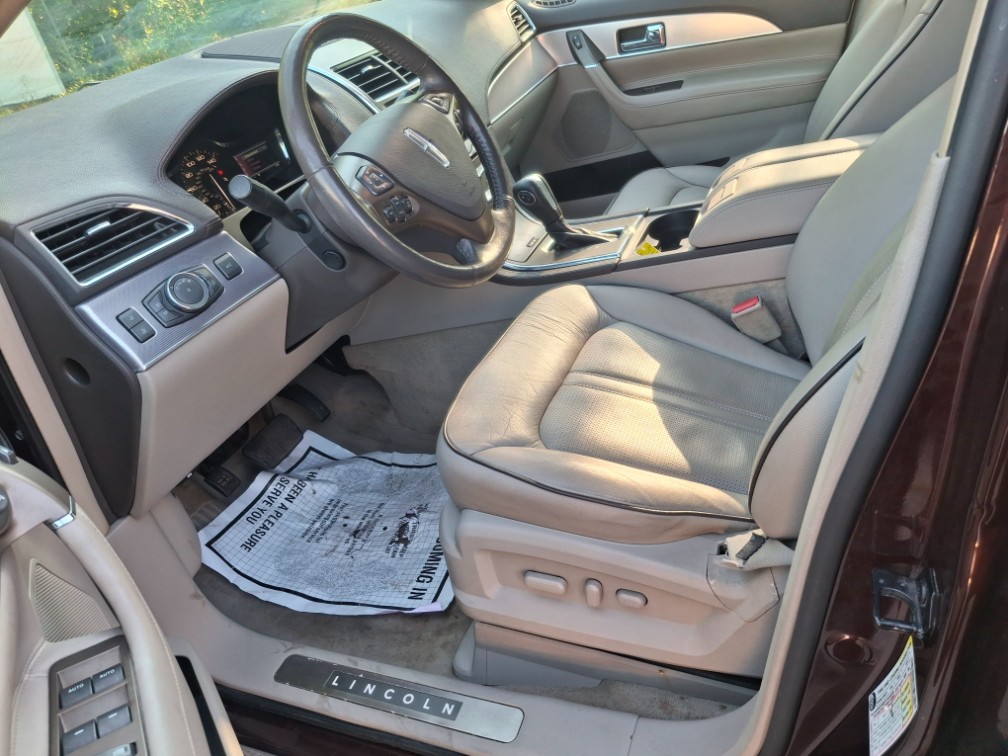 Additional photo of vehicle.