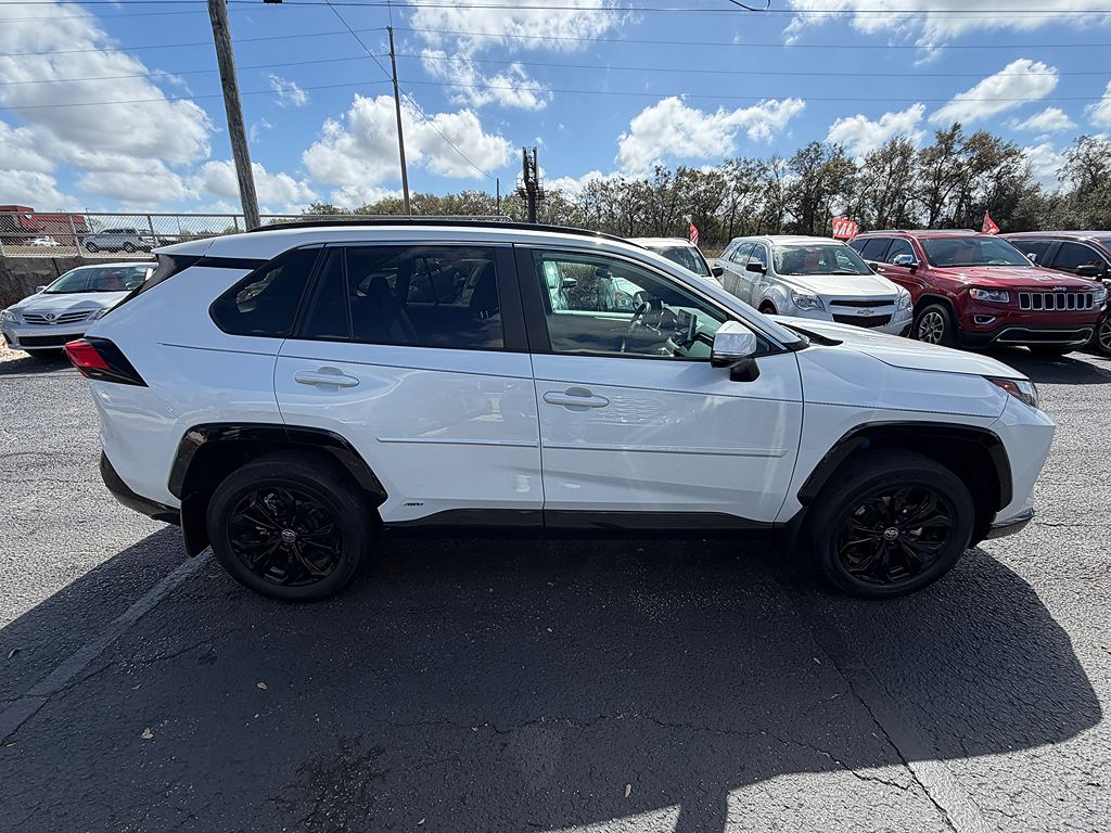 2023 Toyota RAV4 SE - Photo 6