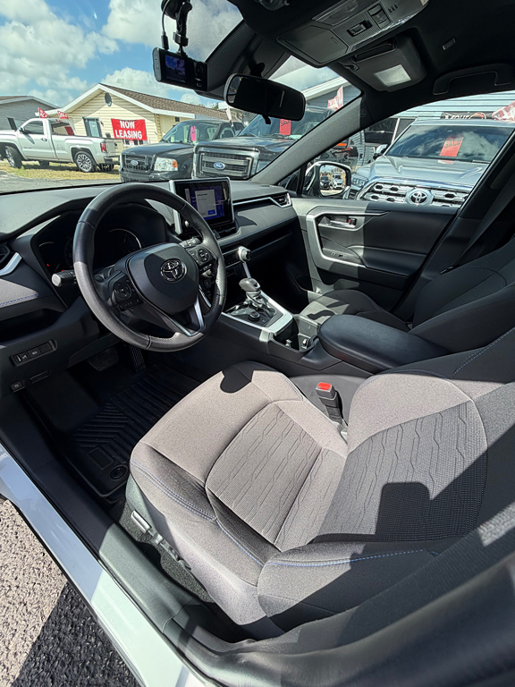 2023 Toyota RAV4 SE - Photo 8