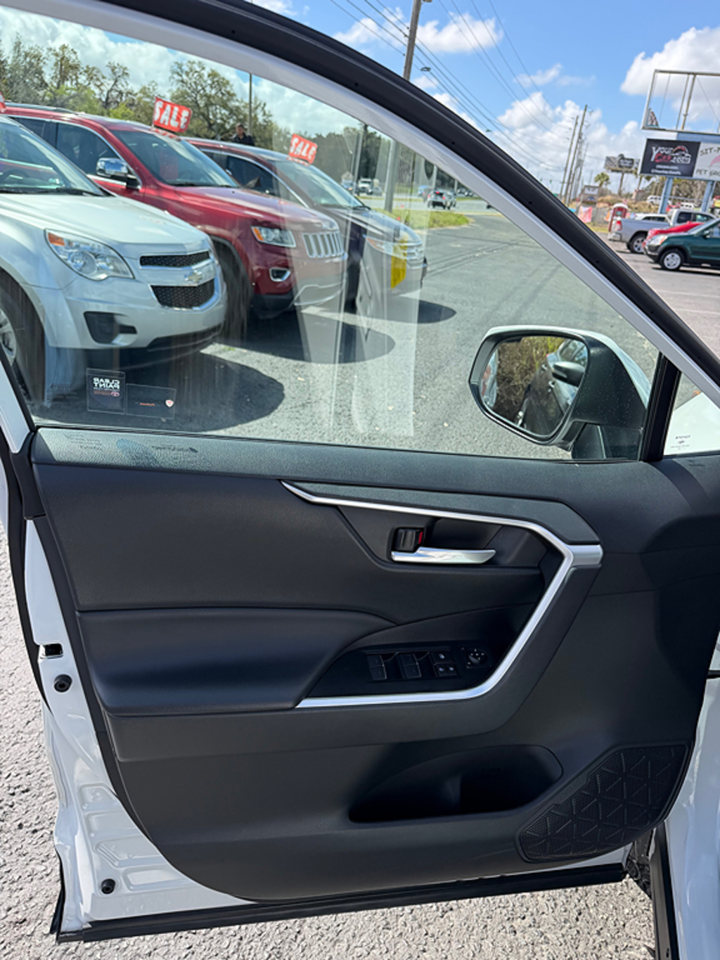 2023 Toyota RAV4 SE - Photo 9