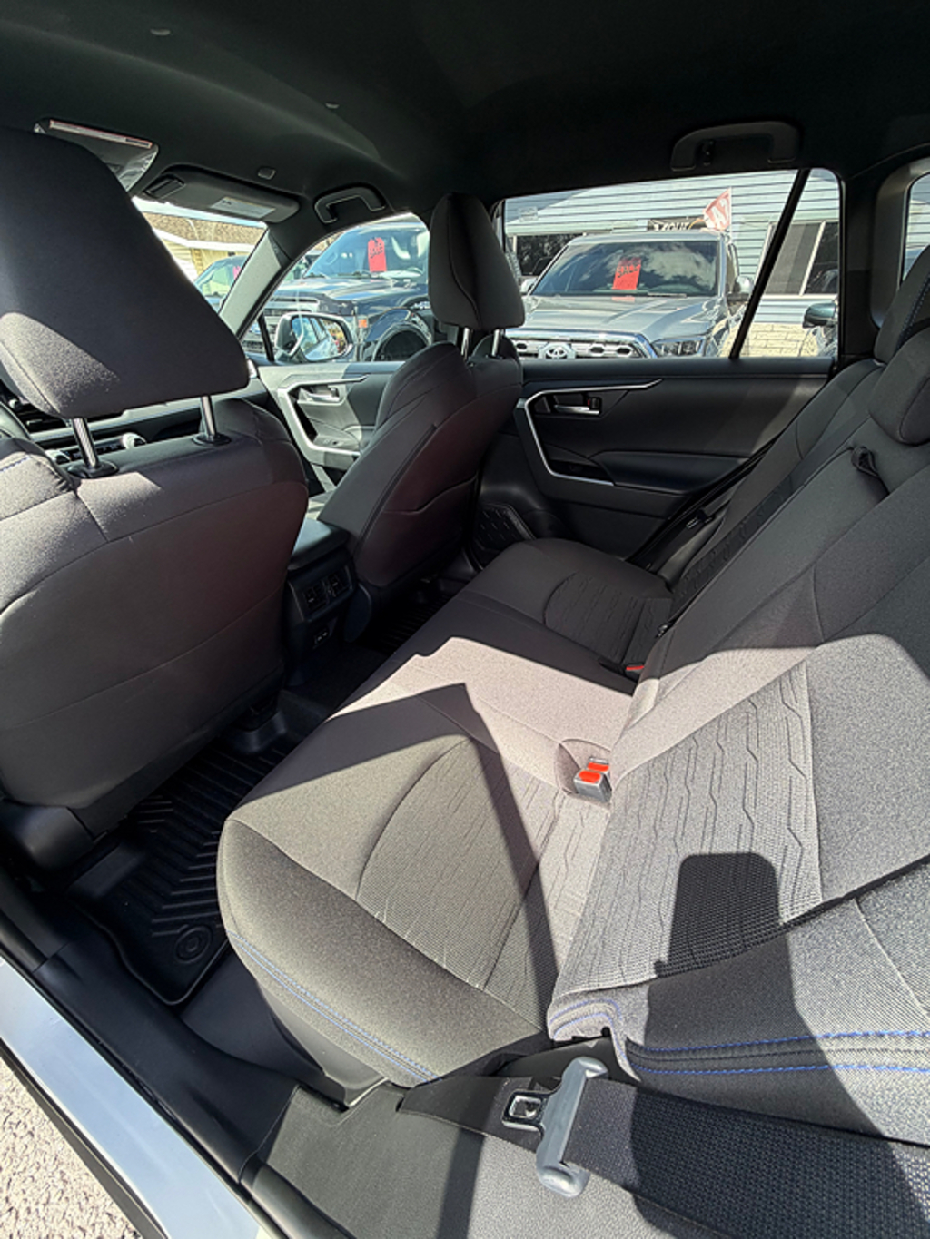 2023 Toyota RAV4 SE - Photo 10