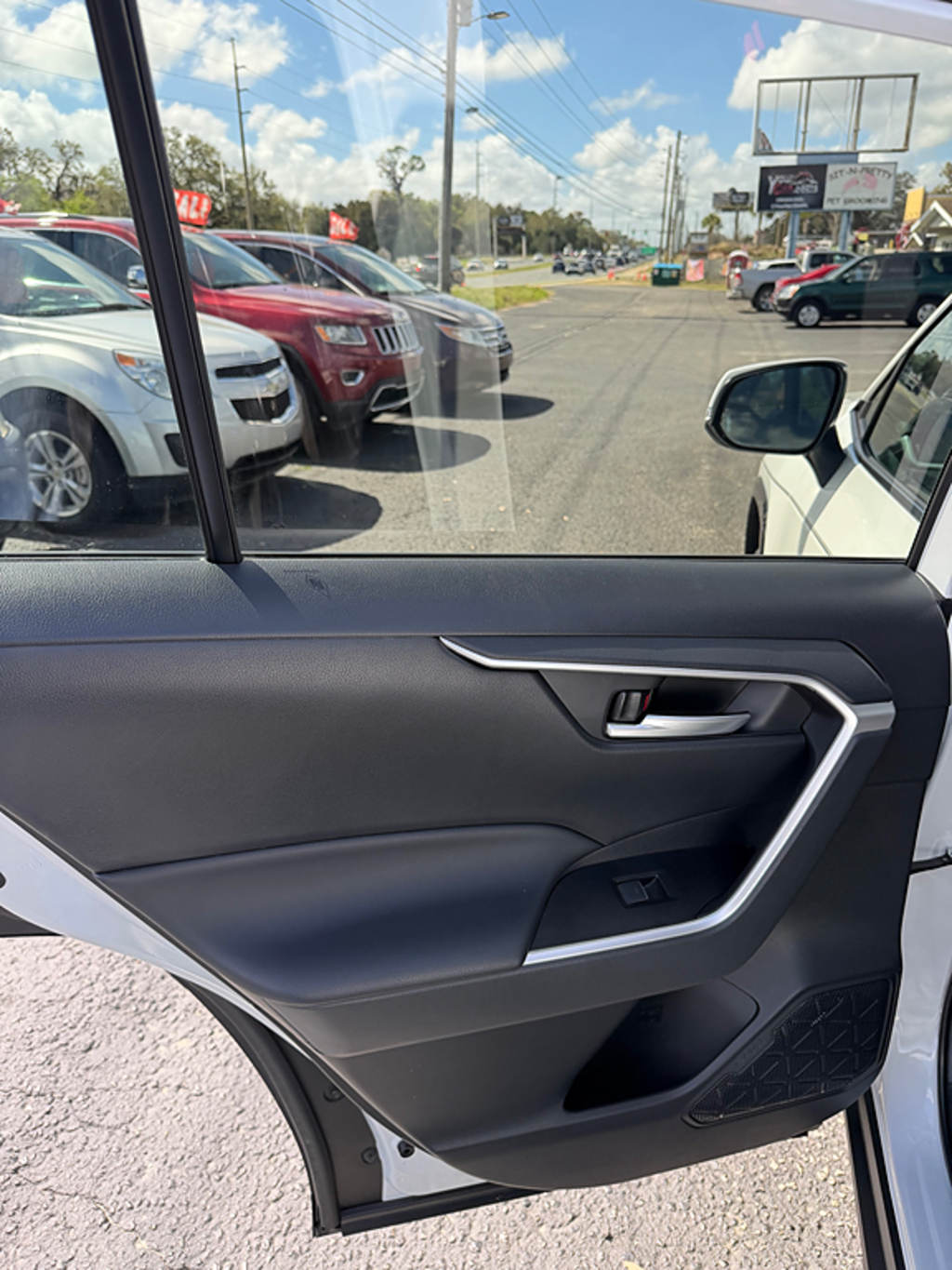 2023 Toyota RAV4 SE - Photo 11