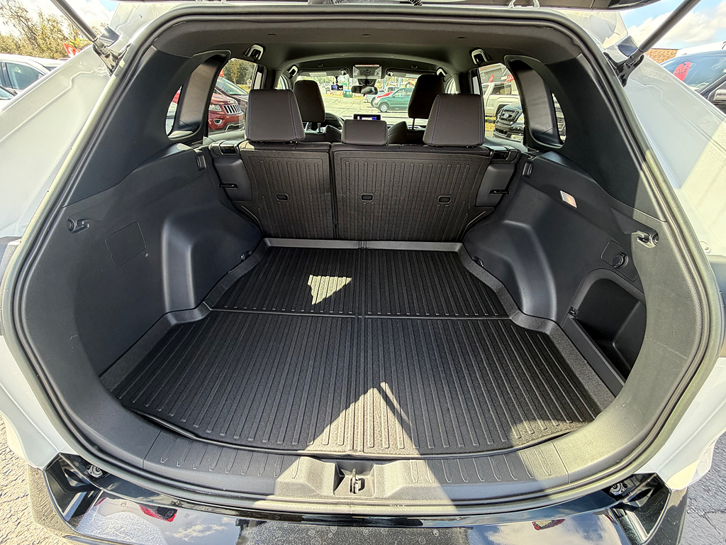 2023 Toyota RAV4 SE - Photo 12