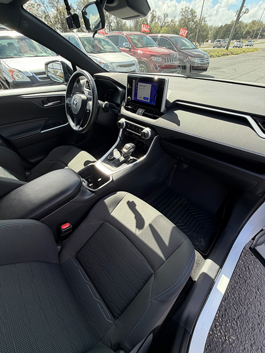 2023 Toyota RAV4 SE - Photo 16