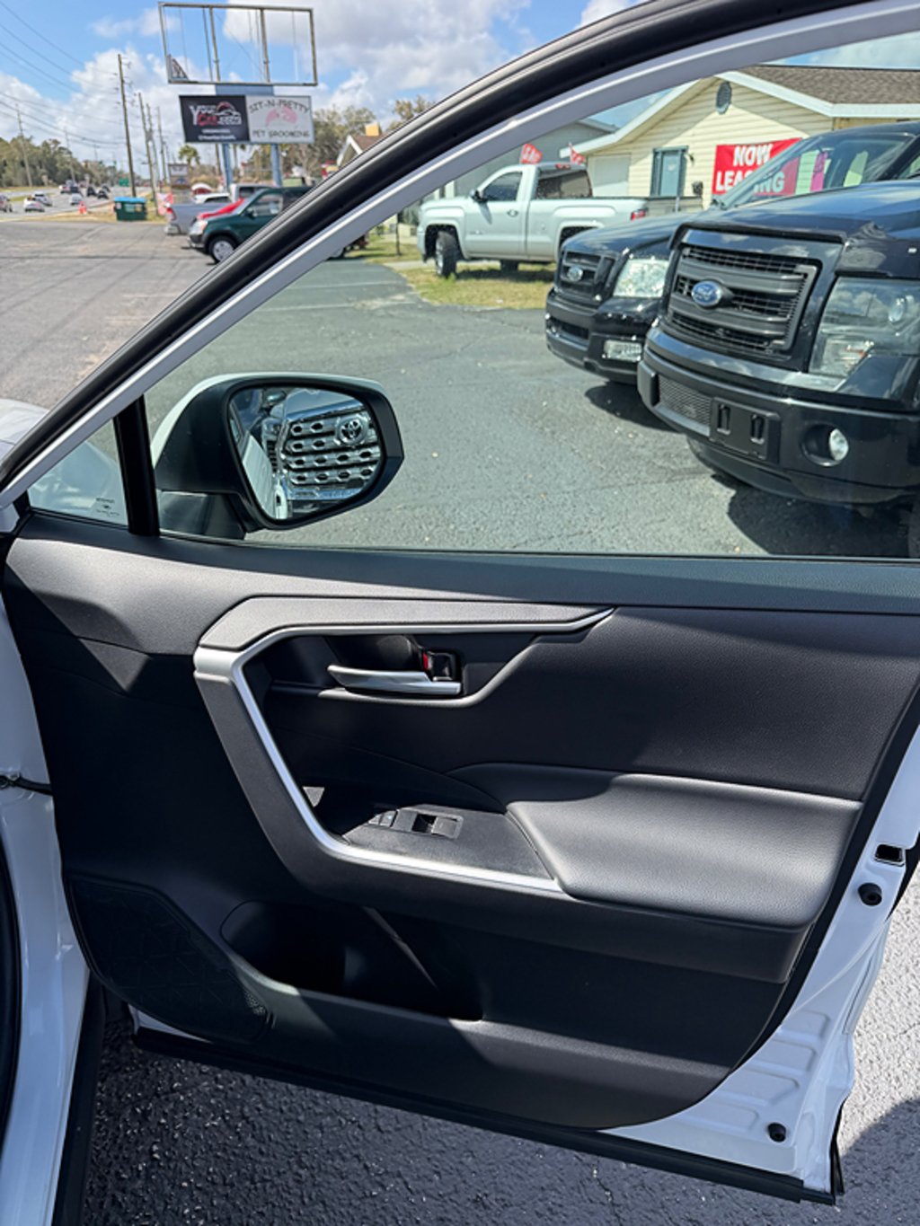 2023 Toyota RAV4 SE - Photo 17