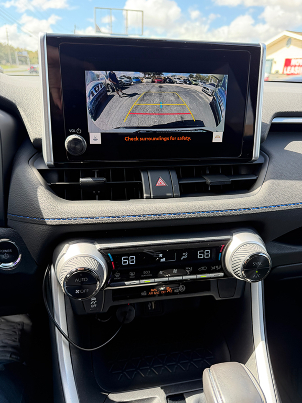2023 Toyota RAV4 SE - Photo 18