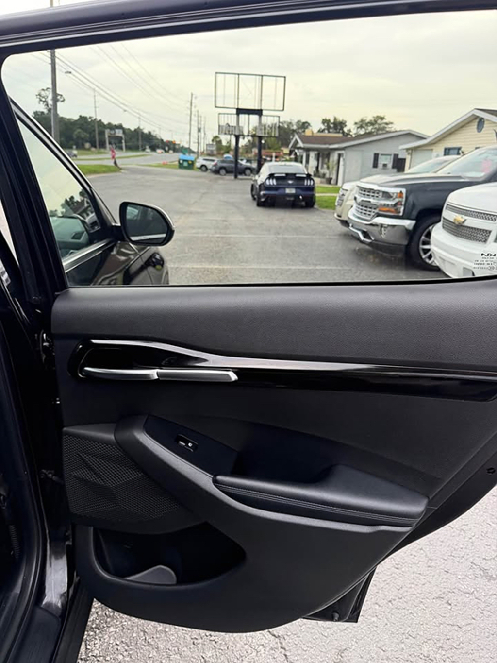Additional photo of vehicle.