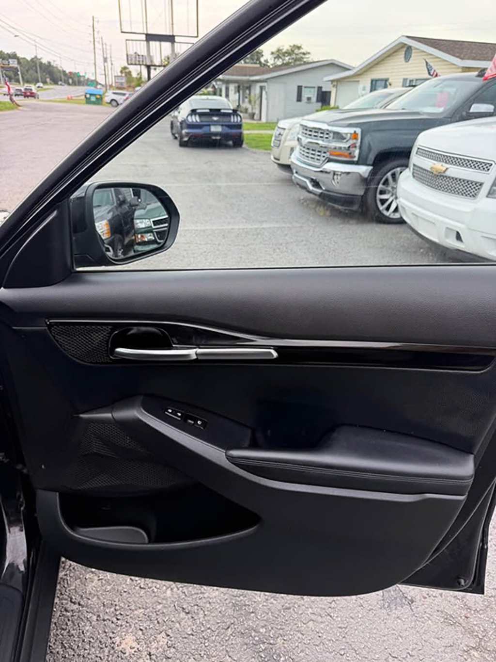 Additional photo of vehicle.