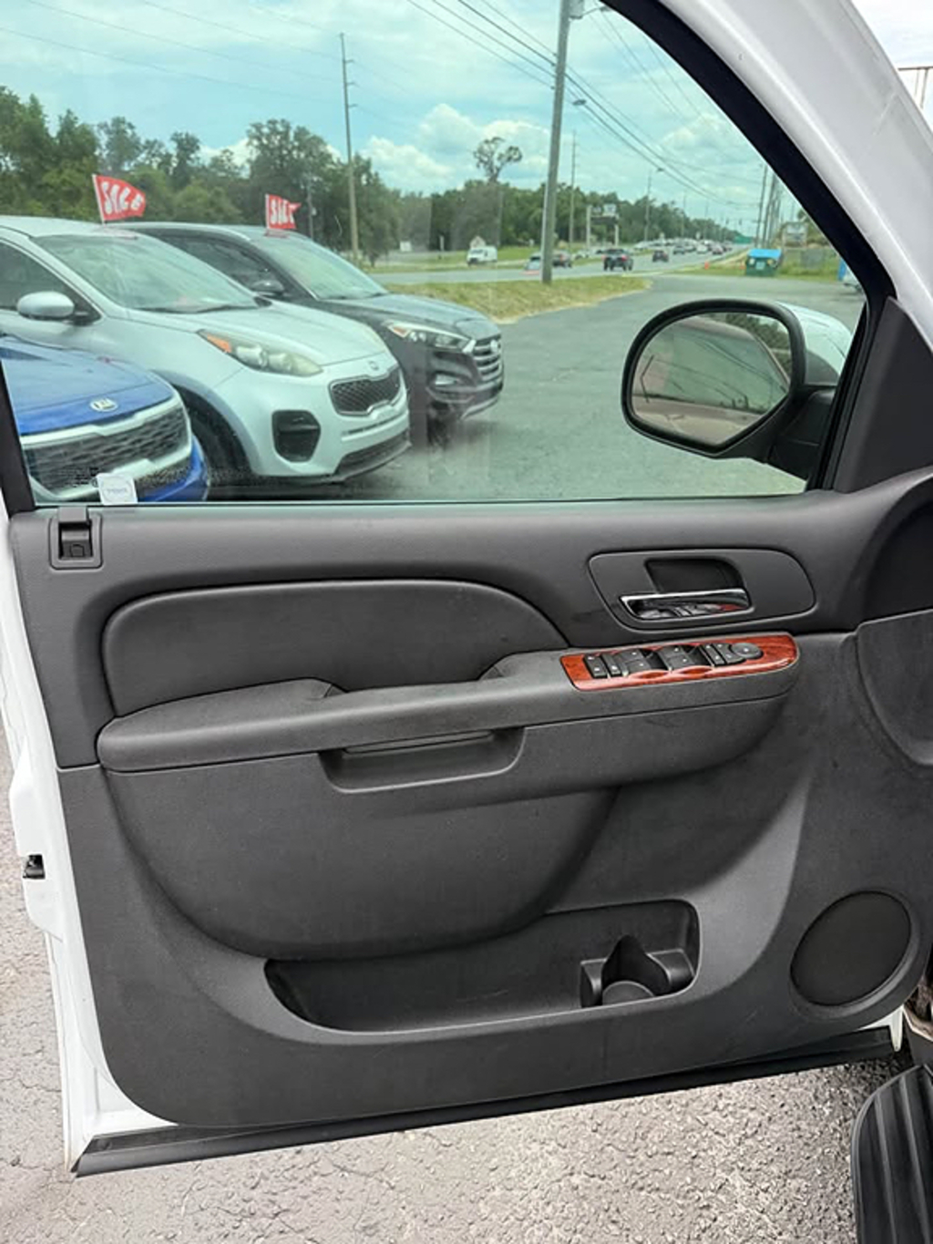 Additional photo of vehicle.