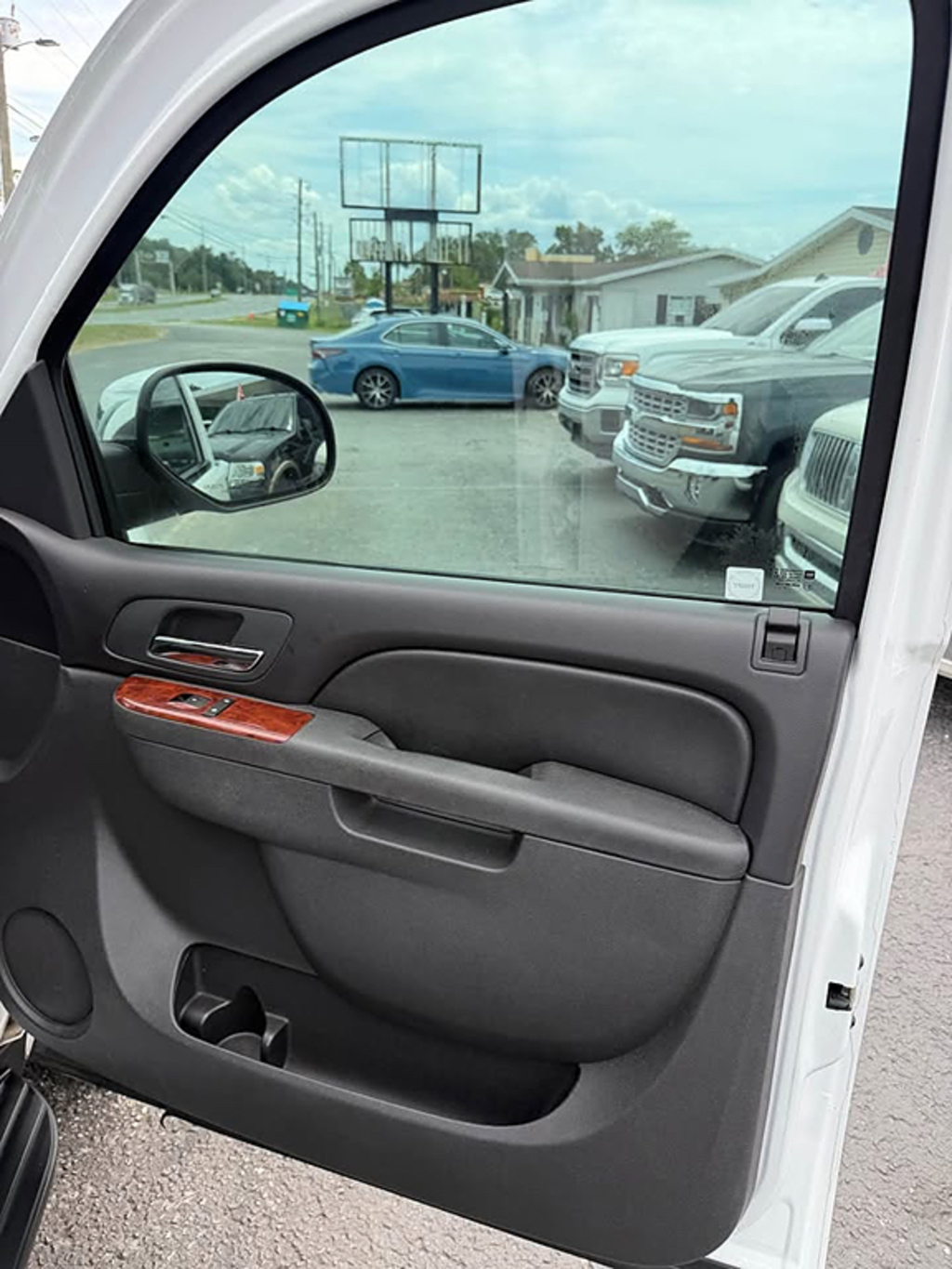 Additional photo of vehicle.