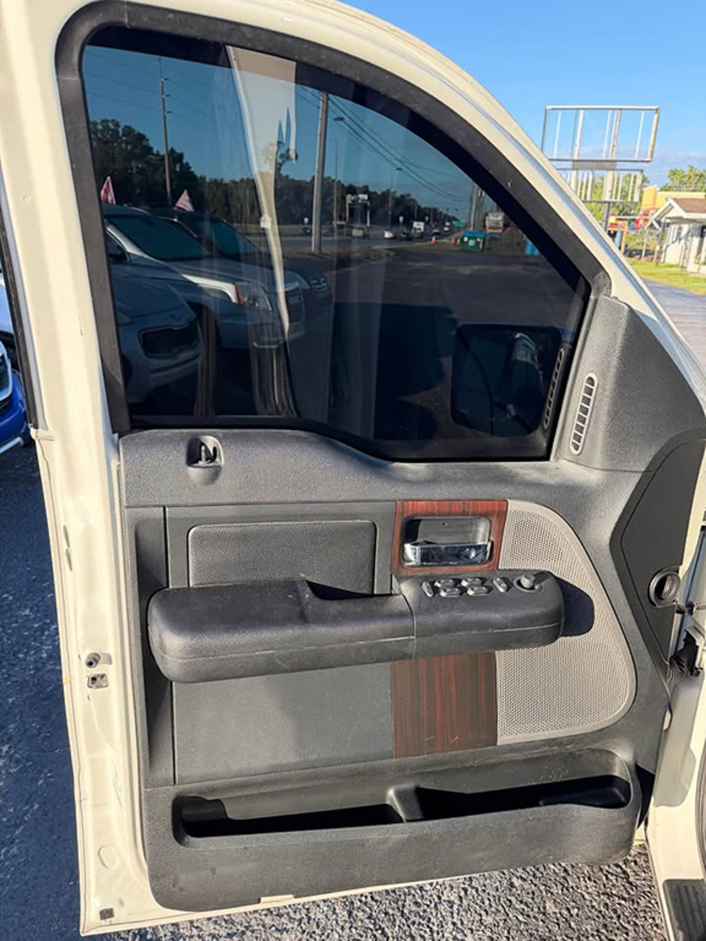 Additional photo of vehicle.