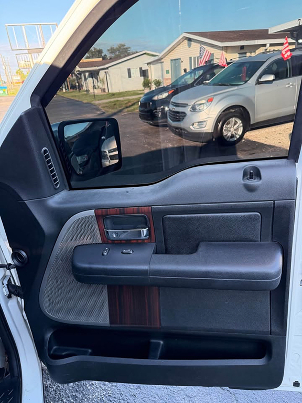 Additional photo of vehicle.