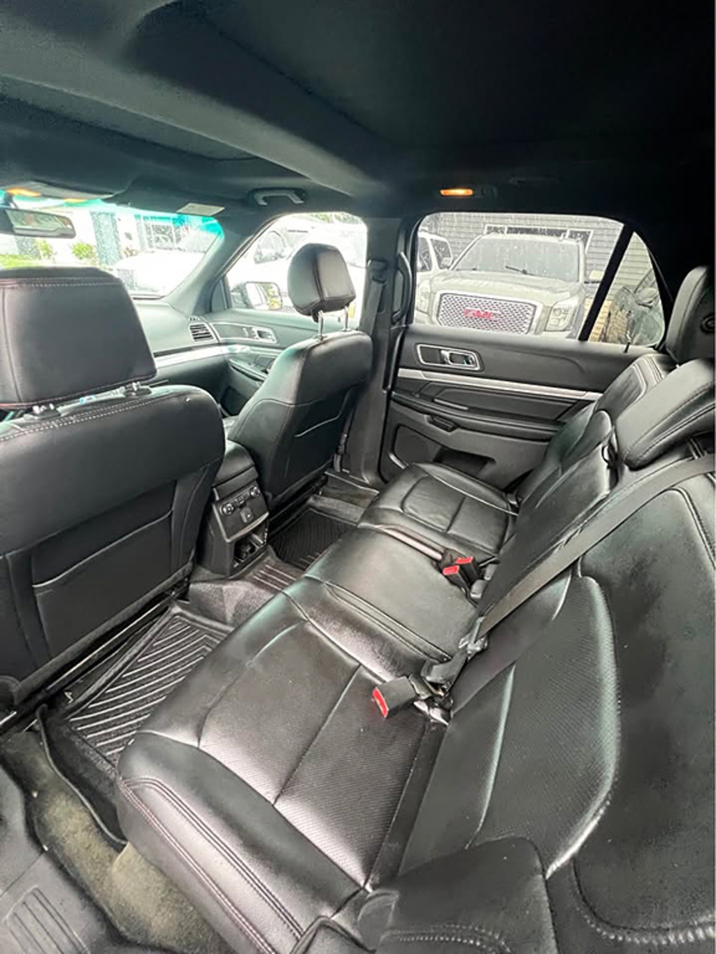 Additional photo of vehicle.