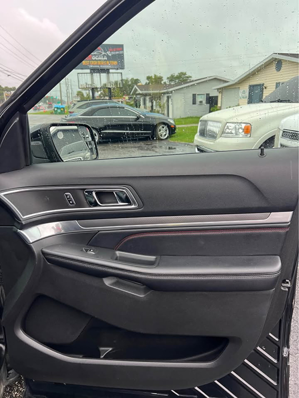 Additional photo of vehicle.