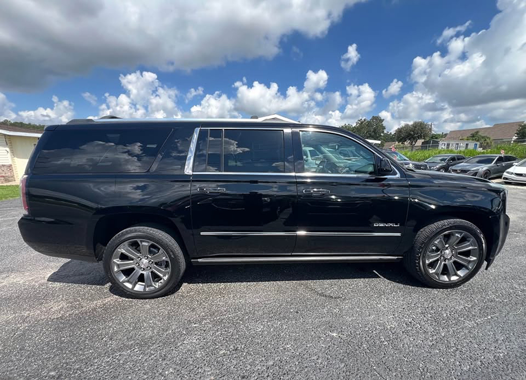 Additional photo of vehicle.
