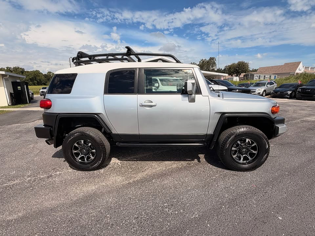 Additional photo of vehicle.