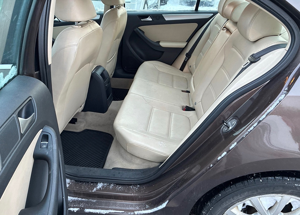Additional photo of vehicle.