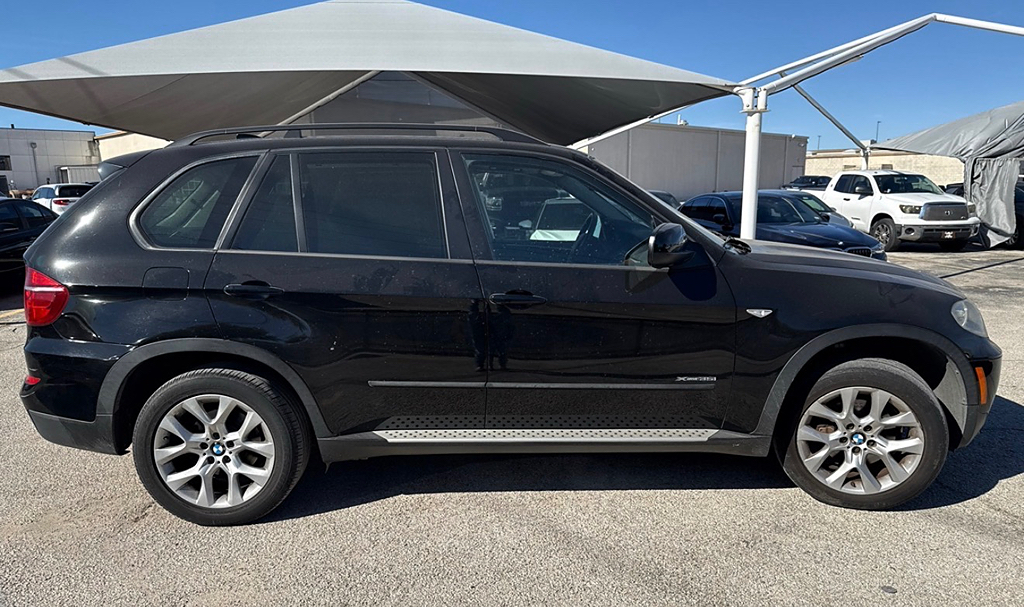 Additional photo of vehicle.