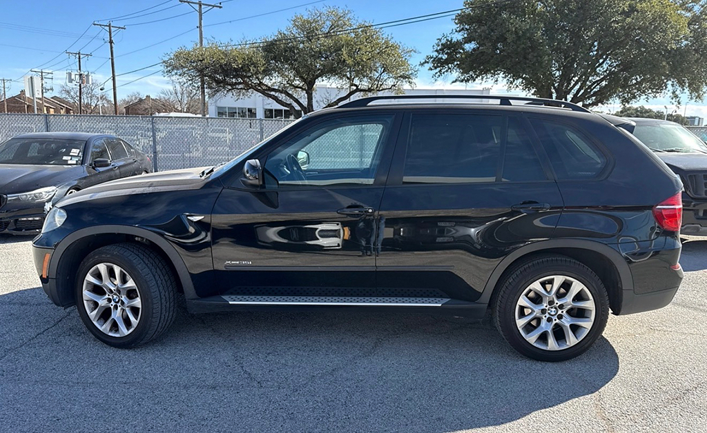 Additional photo of vehicle.