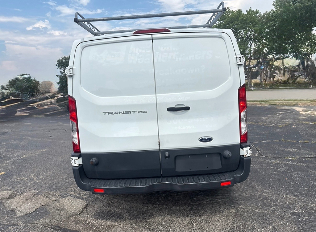 Additional photo of vehicle.