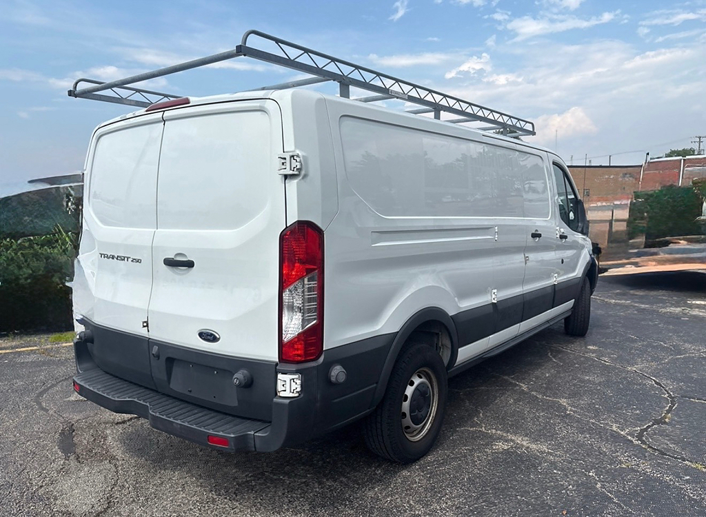 Additional photo of vehicle.
