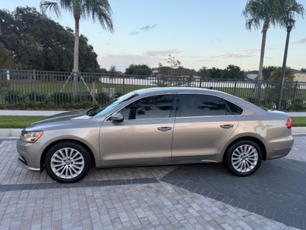 2016 Volkswagen Passat SE's photo