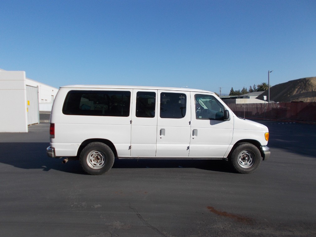 2004 Ford Econoline Wagon XL - Photo 8