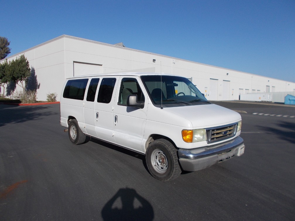 2004 Ford Econoline Wagon XL - Photo 9