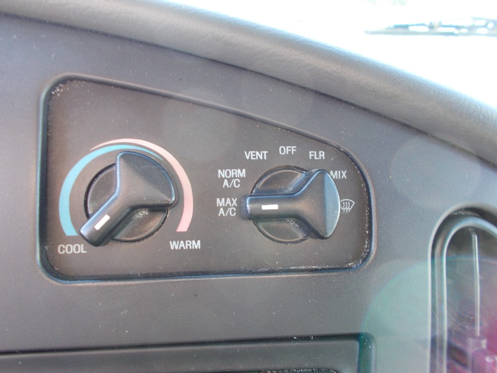 2004 Ford Econoline Wagon XL - Photo 13