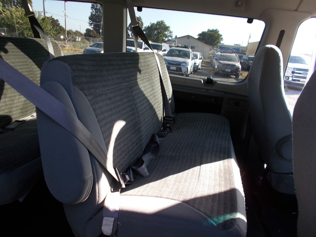 2004 Ford Econoline Wagon XL - Photo 17