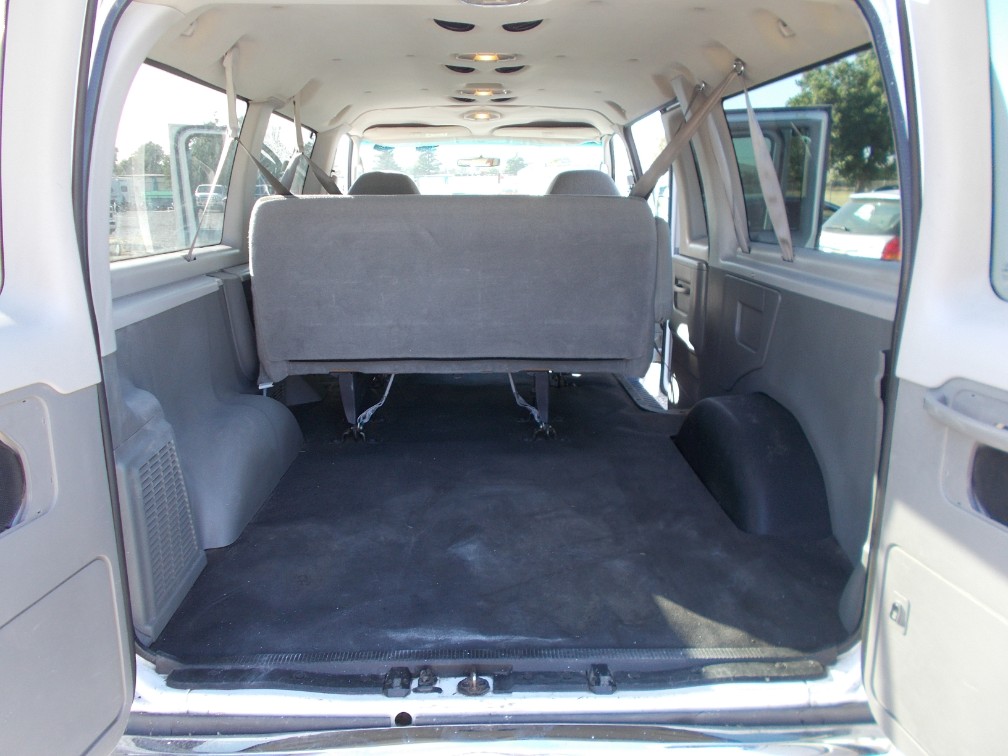 2004 Ford Econoline Wagon XL - Photo 19