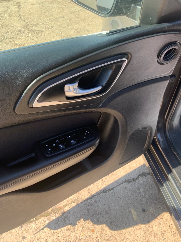 2015 Chrysler 200 Limited - Photo 7