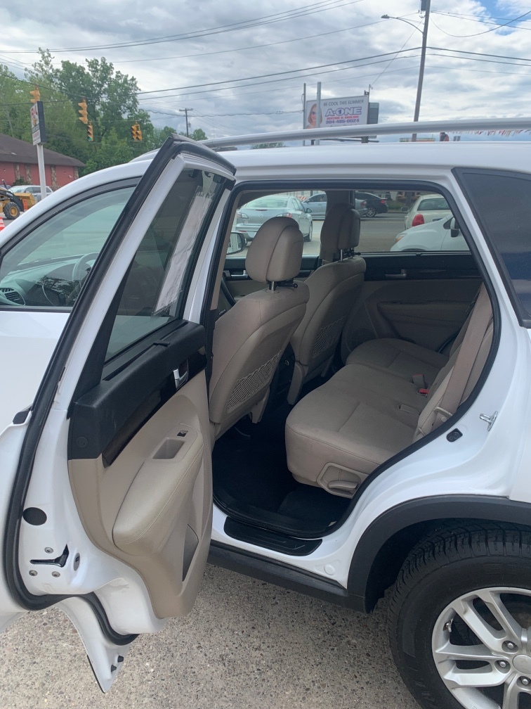 Additional photo of vehicle.