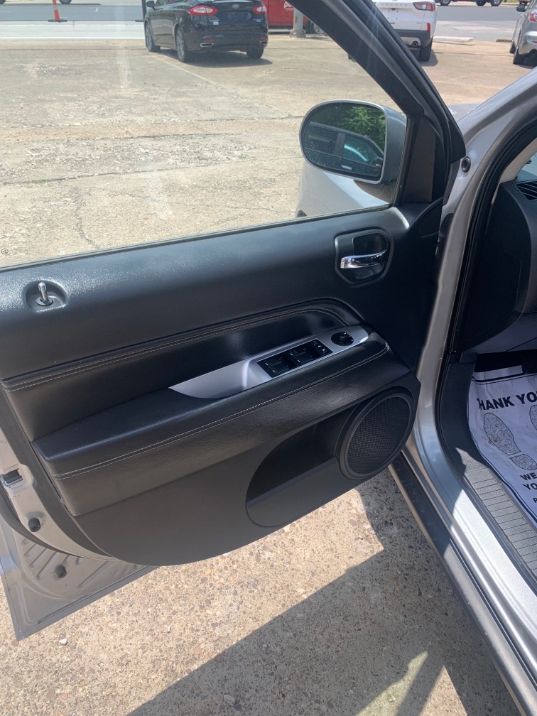 Additional photo of vehicle.