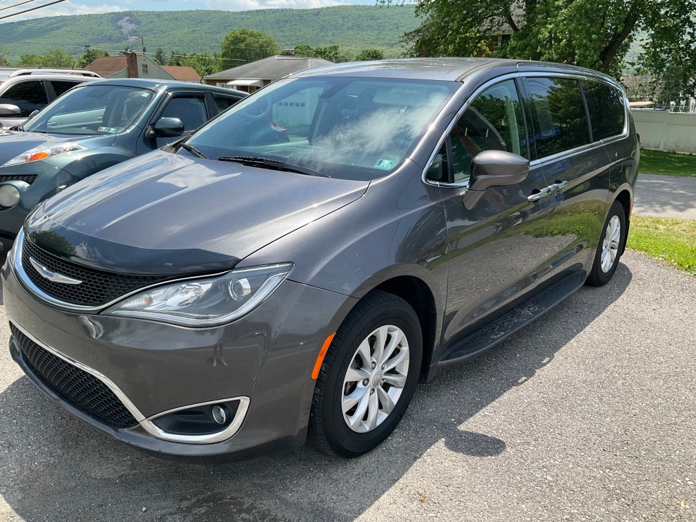 2018 Chrysler Pacifica Touring Plus's photo