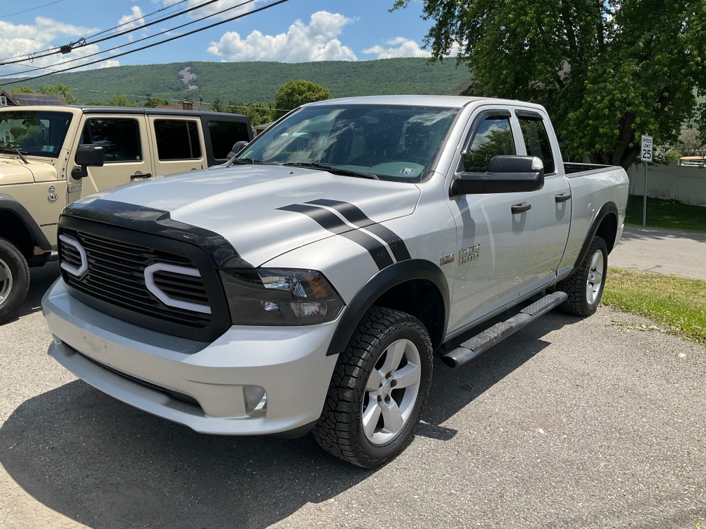 2015 RAM 1500 Tradesman Quad Cab 4WD Plata Camioneta Todo terreno Automática